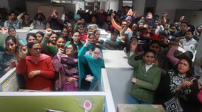 सचिवालय के कर्मचारियों ने वित्त विभाग में रैली निकाली
